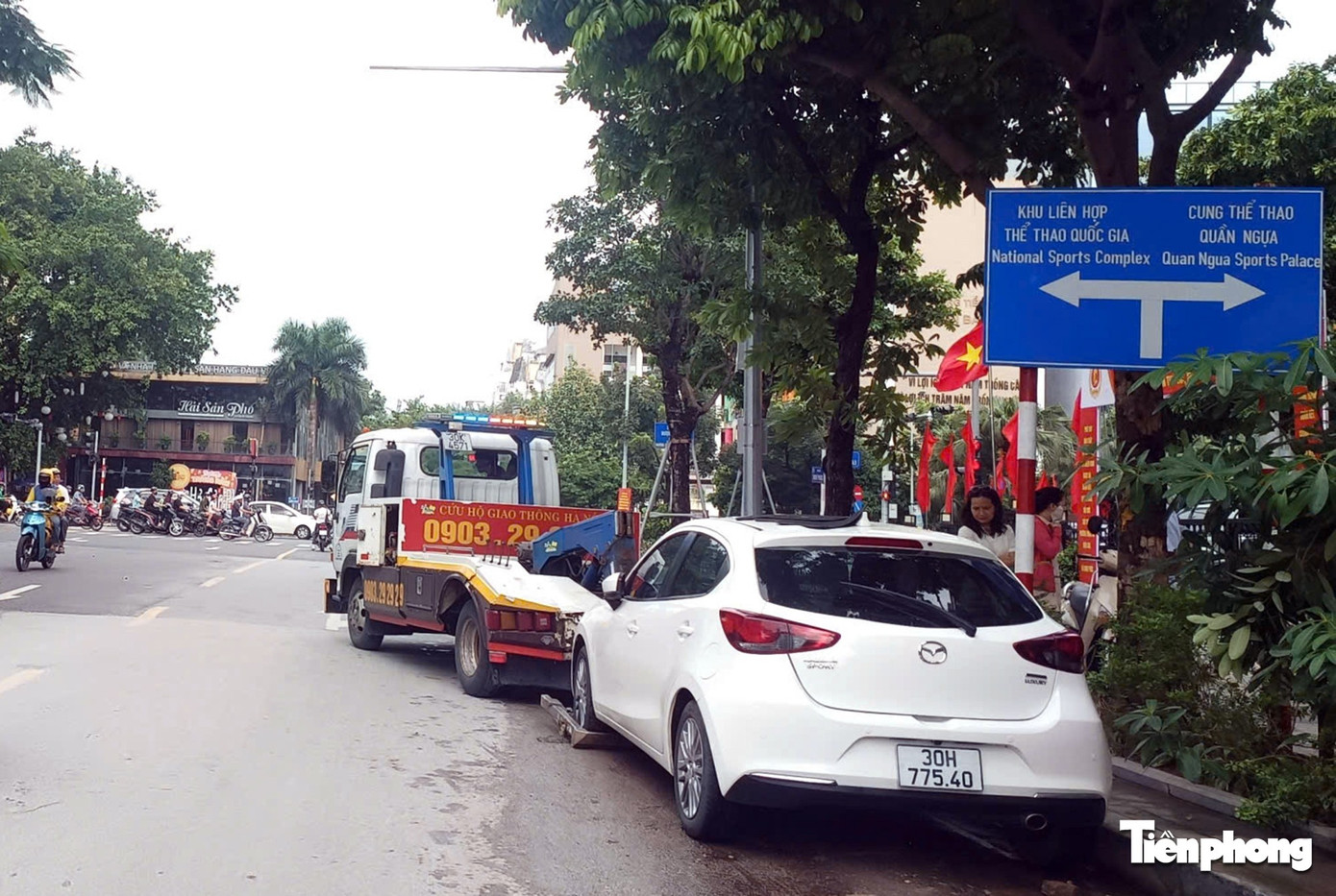 Người dân Hà Nội tất bật dọn dẹp cửa hàng, bơm nước khỏi hầm ngập- Ảnh 9.