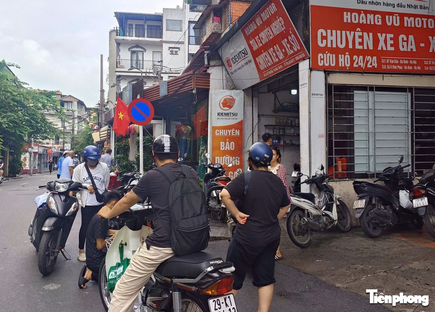 Người dân Hà Nội tất bật dọn dẹp cửa hàng, bơm nước khỏi hầm ngập- Ảnh 10.