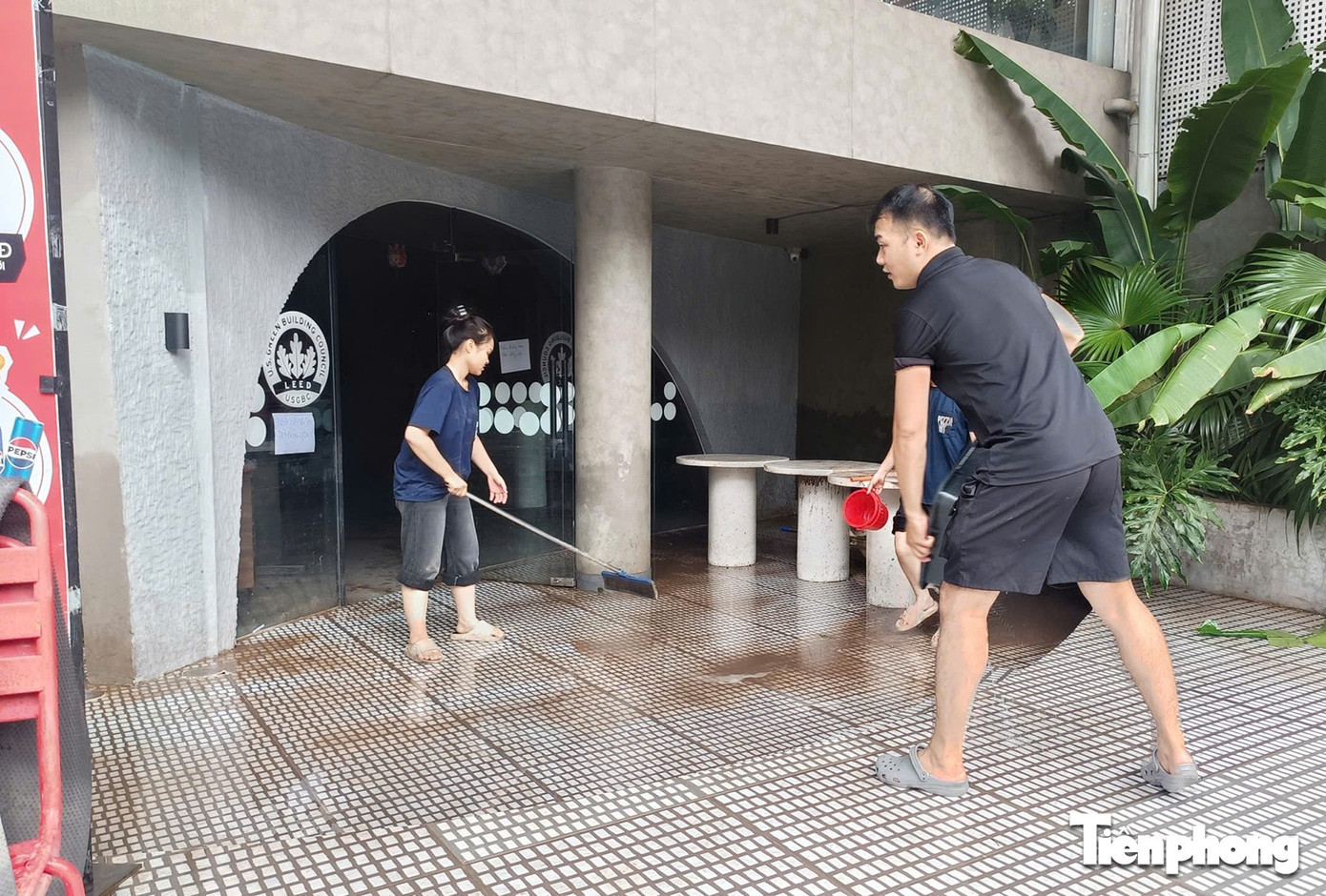 Người dân Hà Nội tất bật dọn dẹp cửa hàng, bơm nước khỏi hầm ngập- Ảnh 4.