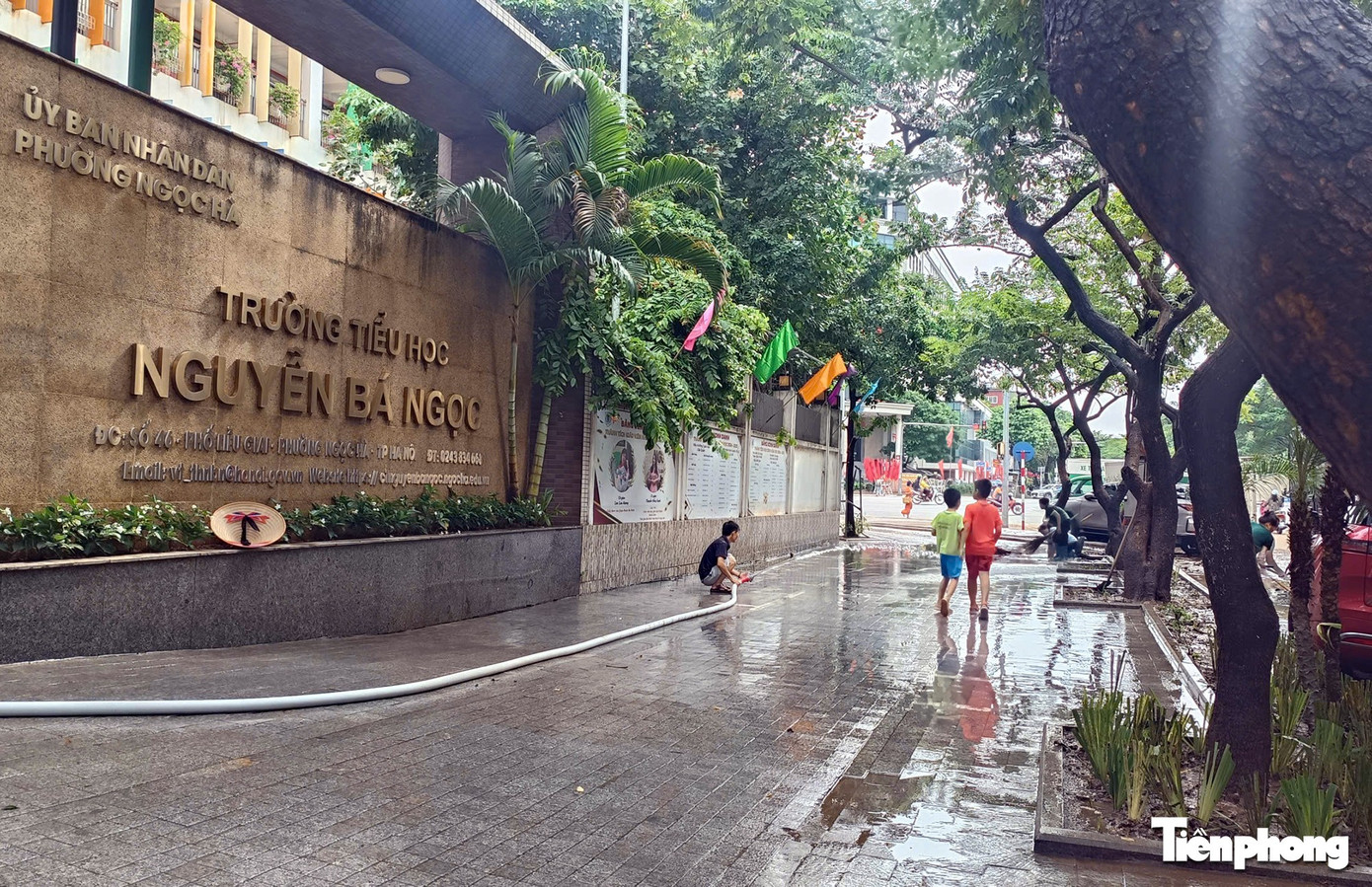 Người dân Hà Nội tất bật dọn dẹp cửa hàng, bơm nước khỏi hầm ngập- Ảnh 5.