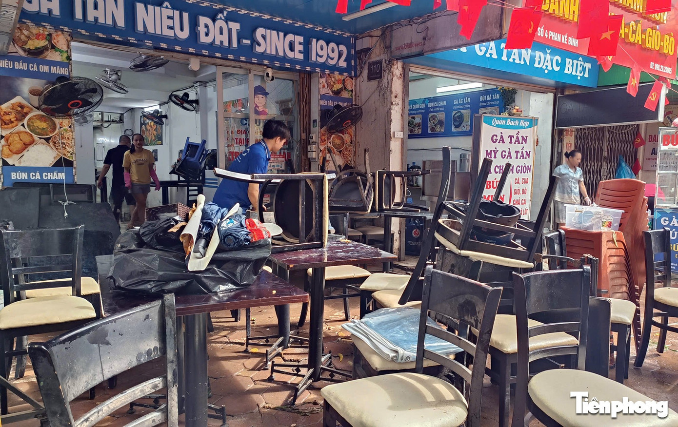 Người dân Hà Nội tất bật dọn dẹp cửa hàng, bơm nước khỏi hầm ngập- Ảnh 6.