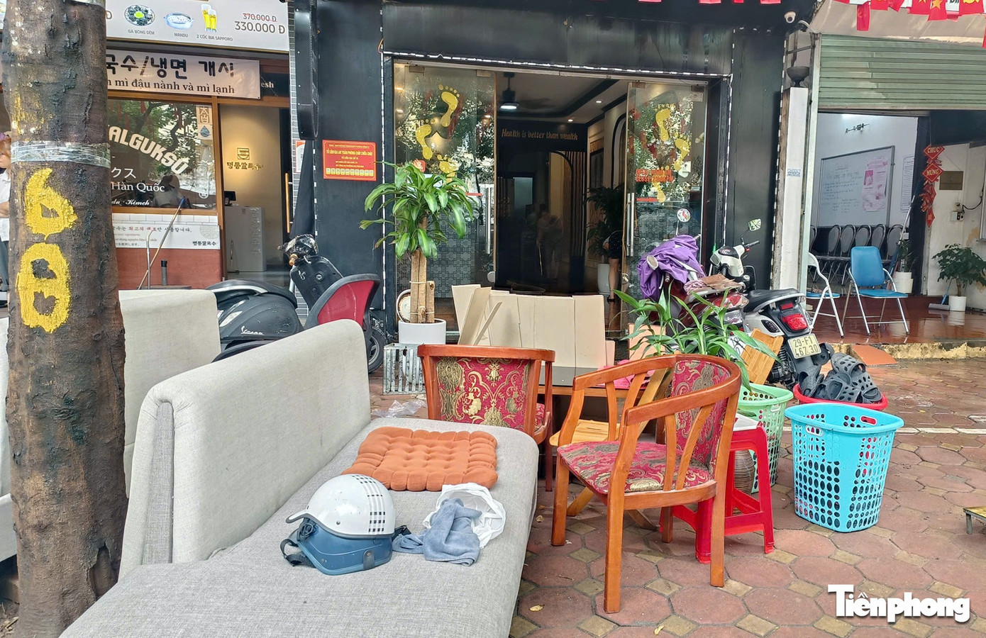 Người dân Hà Nội tất bật dọn dẹp cửa hàng, bơm nước khỏi hầm ngập- Ảnh 7.