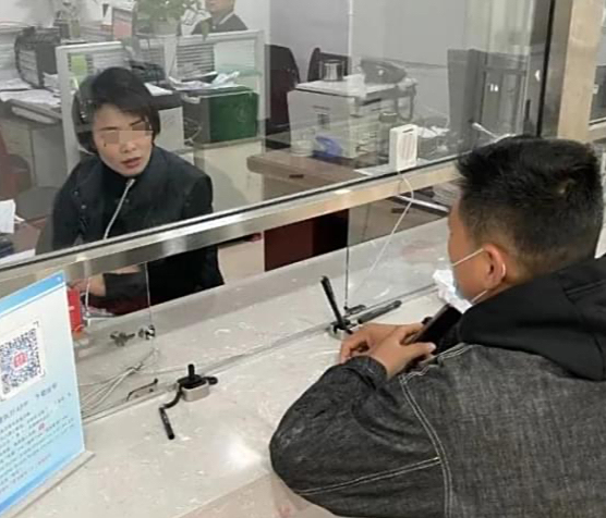 Đi xin trợ cấp thất nghiệp, người đàn ông choáng váng khi bị từ chối, còn được nhân viên thông báo: “Anh đang đứng tên 1 doanh nghiệp”- Ảnh 1.