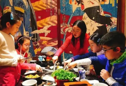 “Thuê con, thuê cháu” giá 9 triệu đồng/buổi: Trào lưu gây sốc trong giới người già cô đơn ở Trung Quốc- Ảnh 2.