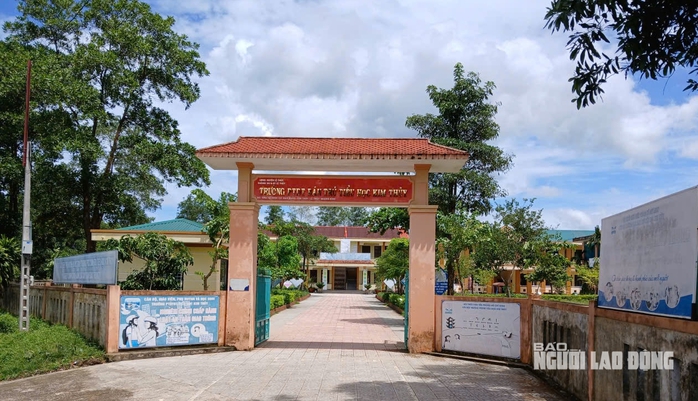 Vụ 40 học sinh nhập viện: Nữ phó hiệu trưởng từng bị kỷ luật vì "cầm nhầm" điện thoại- Ảnh 2.
