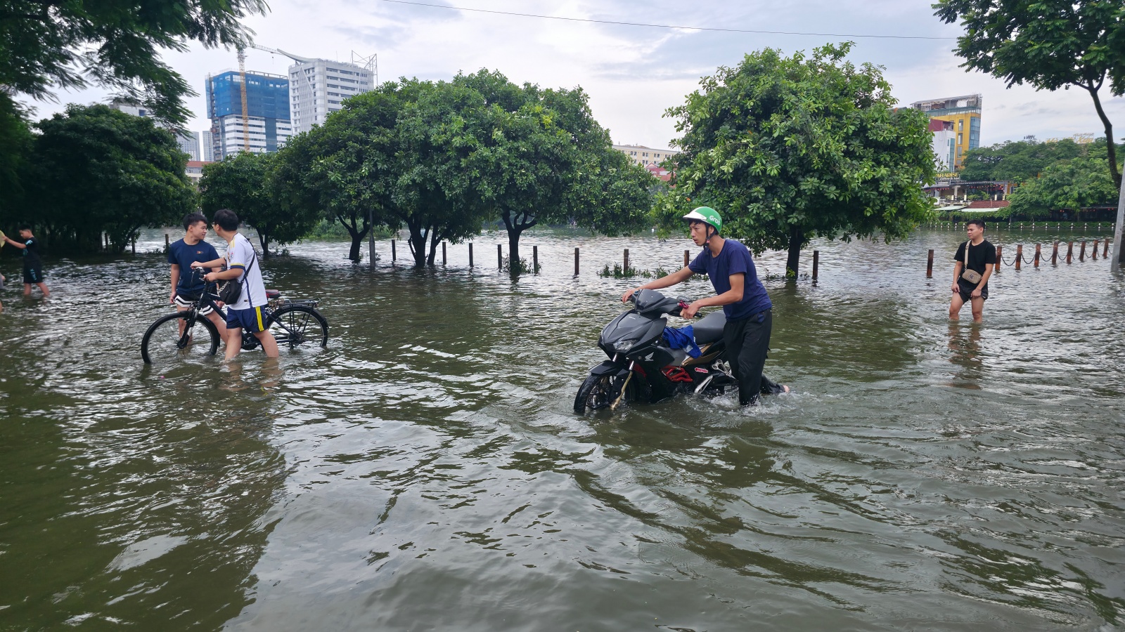 Cảnh lạ ở "Vịnh Văn Quán" sau ngày mưa xối xả: Phố xá mênh mông nước, trẻ em rủ nhau vầy nước, bắt cá- Ảnh 2.
