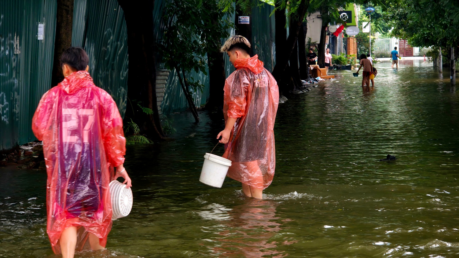 Cảnh lạ ở "Vịnh Văn Quán" sau ngày mưa xối xả: Phố xá mênh mông nước, trẻ em rủ nhau vầy nước, bắt cá- Ảnh 5.
