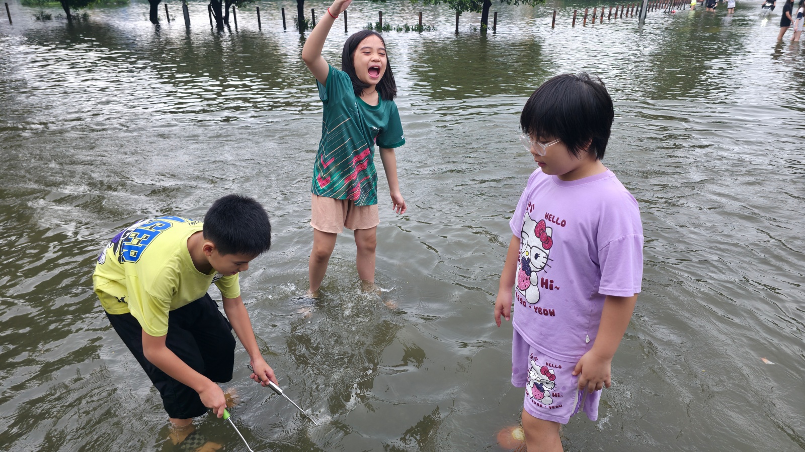 Cảnh lạ ở "Vịnh Văn Quán" sau ngày mưa xối xả: Phố xá mênh mông nước, trẻ em rủ nhau vầy nước, bắt cá- Ảnh 8.