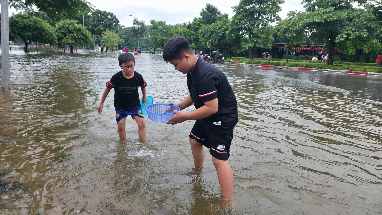 Cảnh lạ ở "Vịnh Văn Quán" sau ngày mưa xối xả: Phố xá mênh mông nước, trẻ em rủ nhau vầy nước, bắt cá- Ảnh 11.