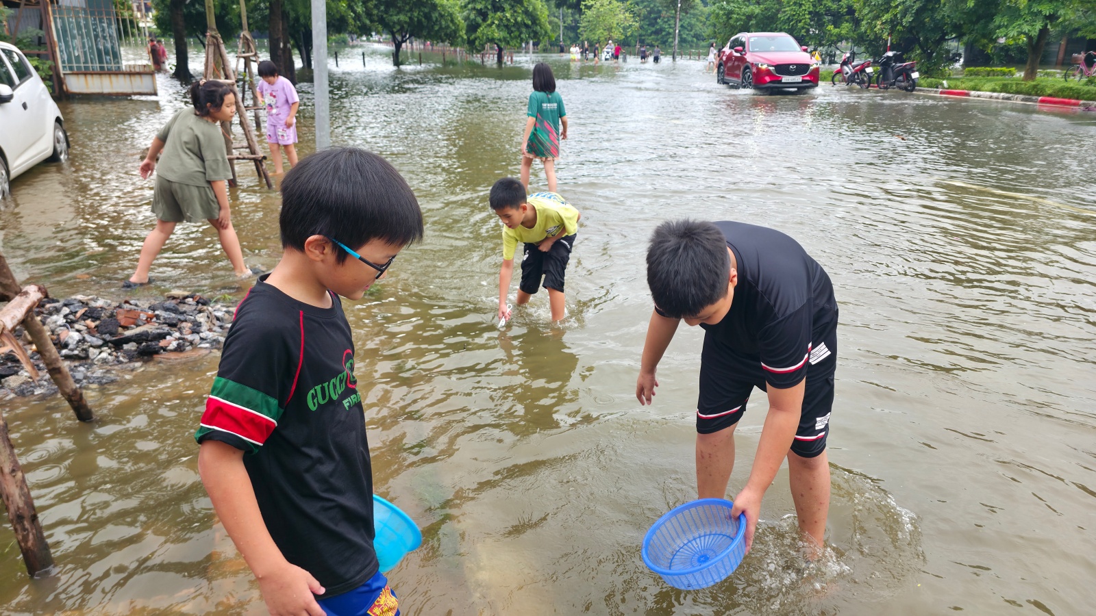 Cảnh lạ ở "Vịnh Văn Quán" sau ngày mưa xối xả: Phố xá mênh mông nước, trẻ em rủ nhau vầy nước, bắt cá- Ảnh 7.