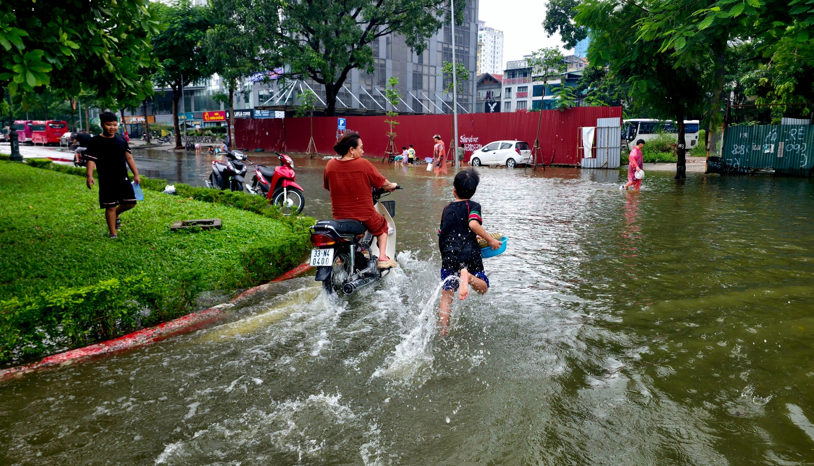 Cảnh lạ ở "Vịnh Văn Quán" sau ngày mưa xối xả: Phố xá mênh mông nước, trẻ em rủ nhau vầy nước, bắt cá- Ảnh 3.