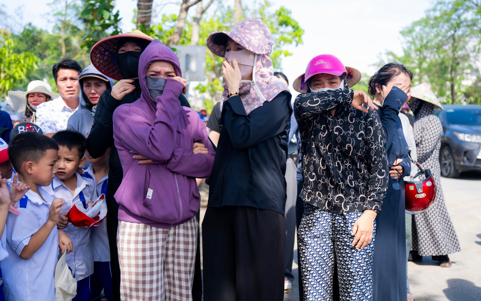 Vụ bé trai 7 tuổi và bố tử vong do ngạt khí máy phát điện ở Nghệ An: Nghẹn lòng khoảnh khắc hàng trăm học sinh xếp hàng tiễn bạn về nơi an nghỉ cuối cùng- Ảnh 11.