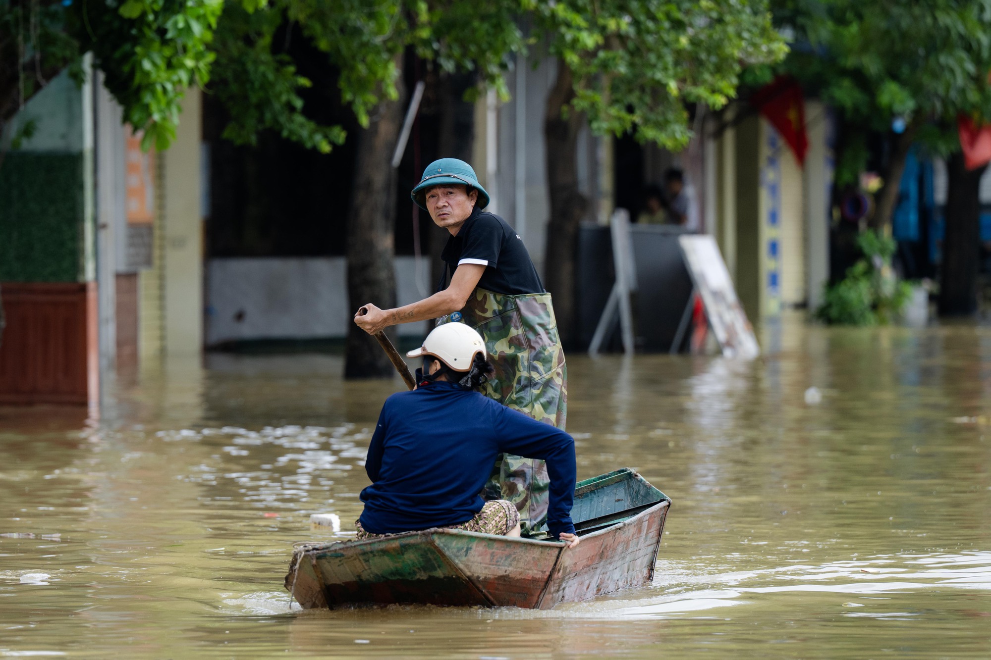 Trận lũ lịch sử nhấn chìm hàng trăm hộ dân ở Nghệ An: Người dân lo lắng chạy lũ, không dám nghĩ về những gì đã chìm- Ảnh 4.
