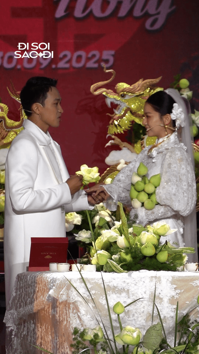 Mưa Đỏ ở một phiên bản khác: Bình rước Hồng về dinh, cả 2 mặc áo dài cưới thật đẹp!- Ảnh 1.