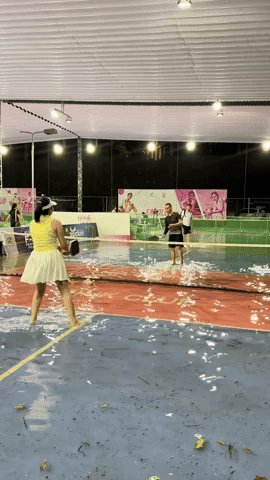 Chưa bao giờ thấy cảnh bì bõm lội nước chơi pickleball như thế này!- Ảnh 1.