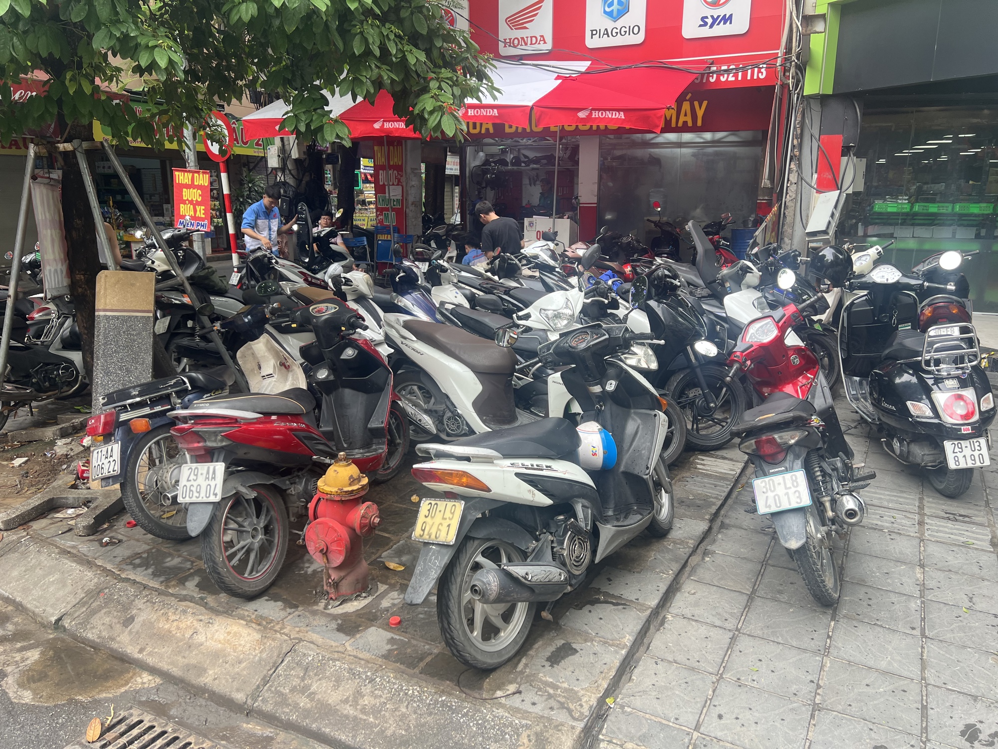 Sáng 1/10, các cửa hàng sửa xe máy ở Hà Nội hoạt động hết công suất- Ảnh 3.