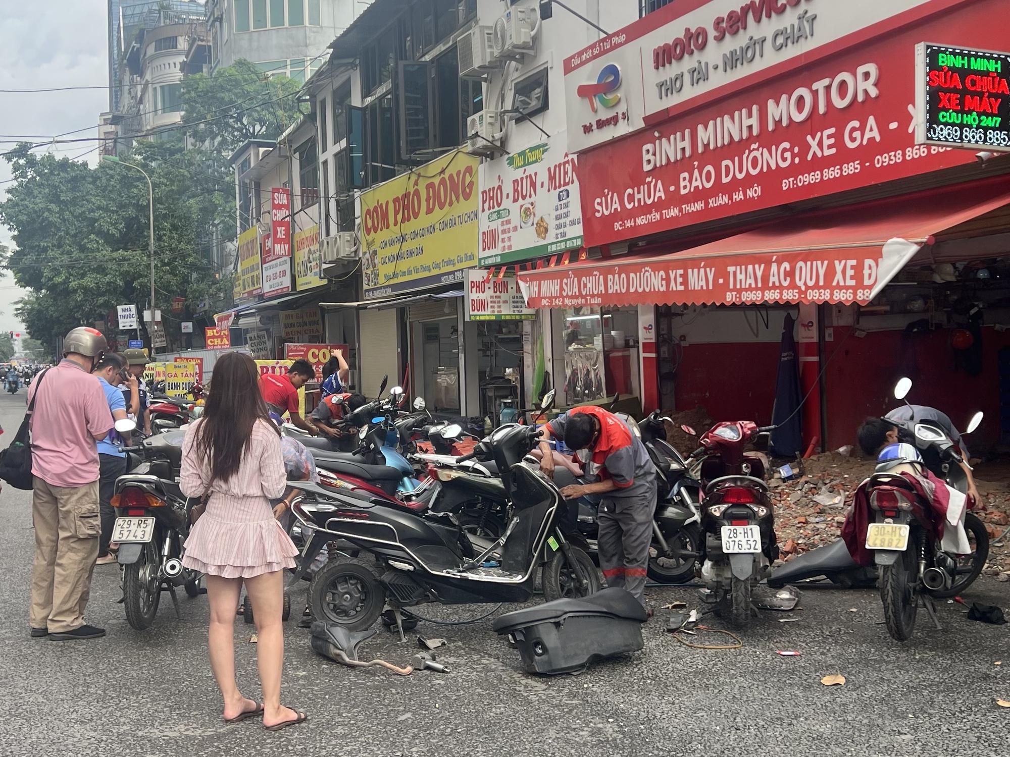 Sáng 1/10, các cửa hàng sửa xe máy ở Hà Nội hoạt động hết công suất- Ảnh 5.