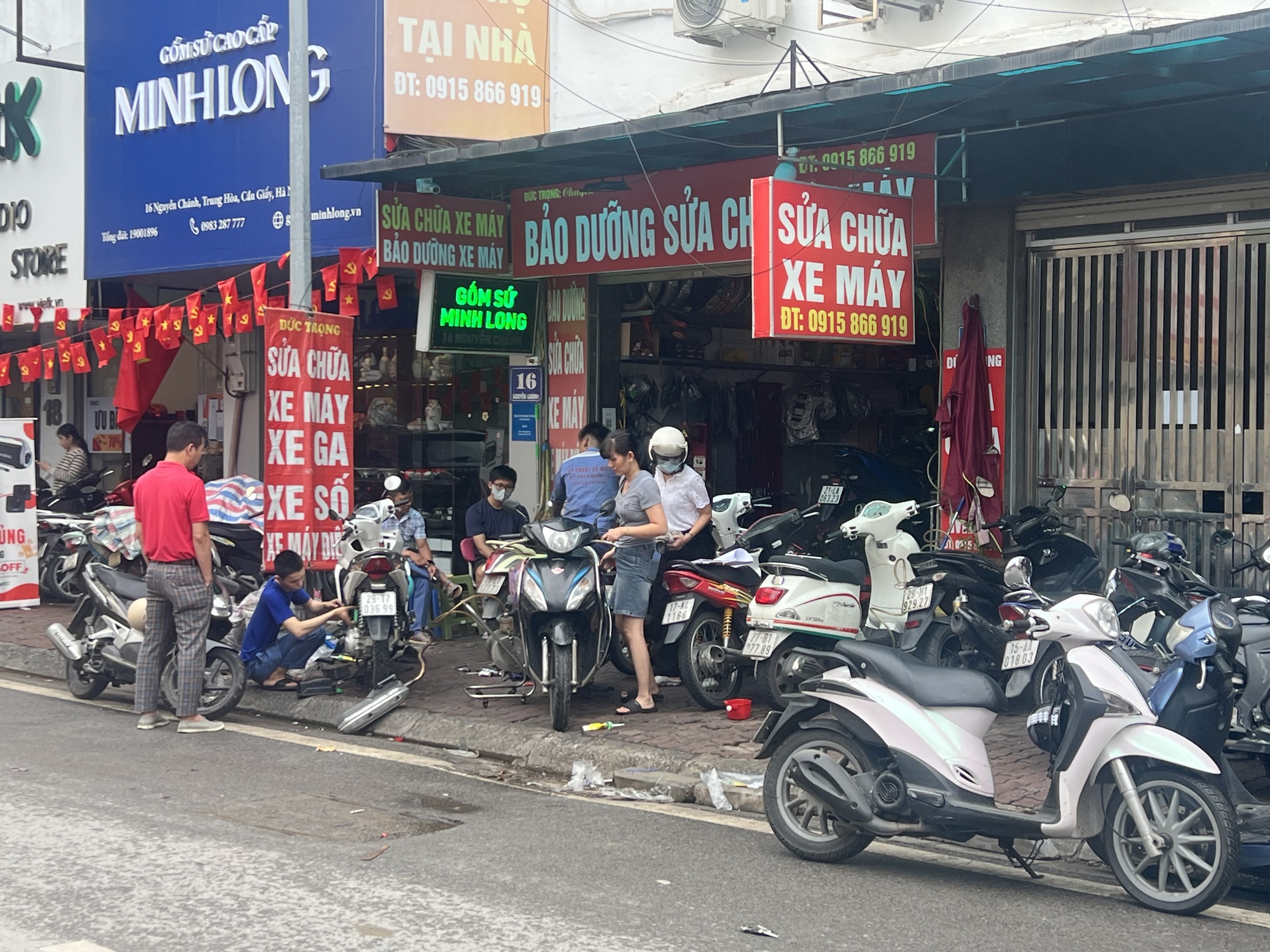 Sáng 1/10, các cửa hàng sửa xe máy ở Hà Nội hoạt động hết công suất- Ảnh 7.