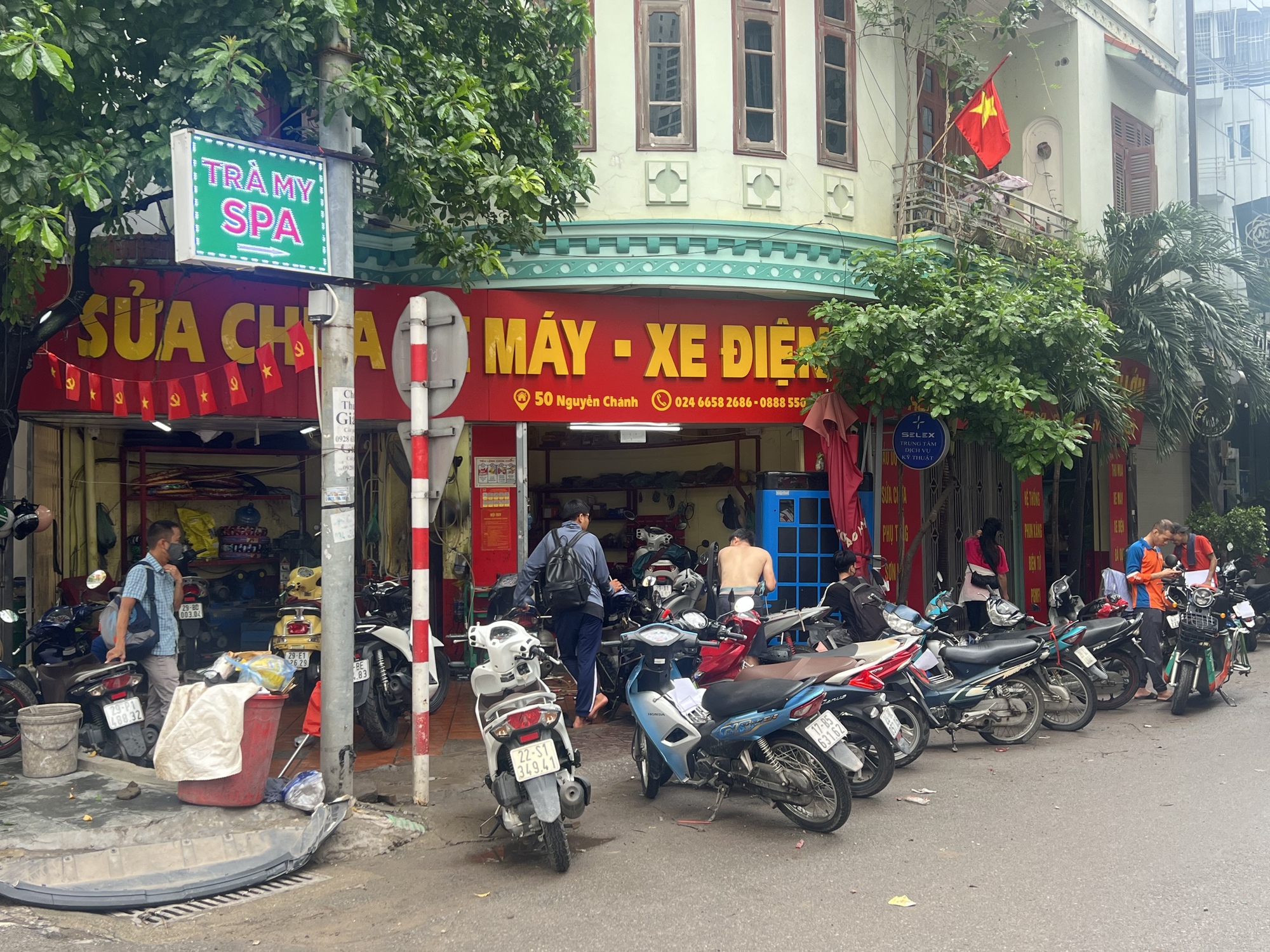 Sáng 1/10, các cửa hàng sửa xe máy ở Hà Nội hoạt động hết công suất- Ảnh 6.