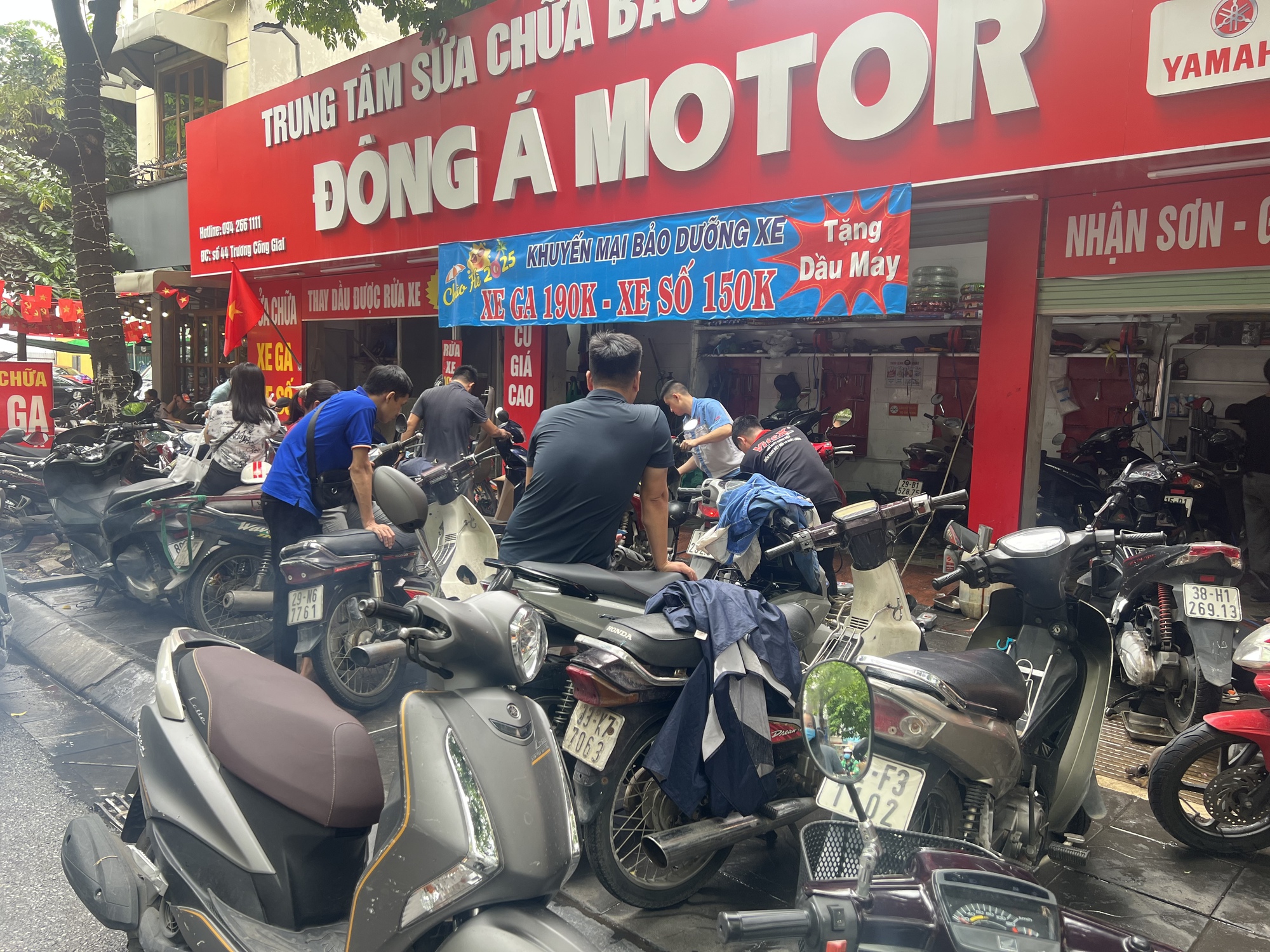 Sáng 1/10, các cửa hàng sửa xe máy ở Hà Nội hoạt động hết công suất- Ảnh 2.