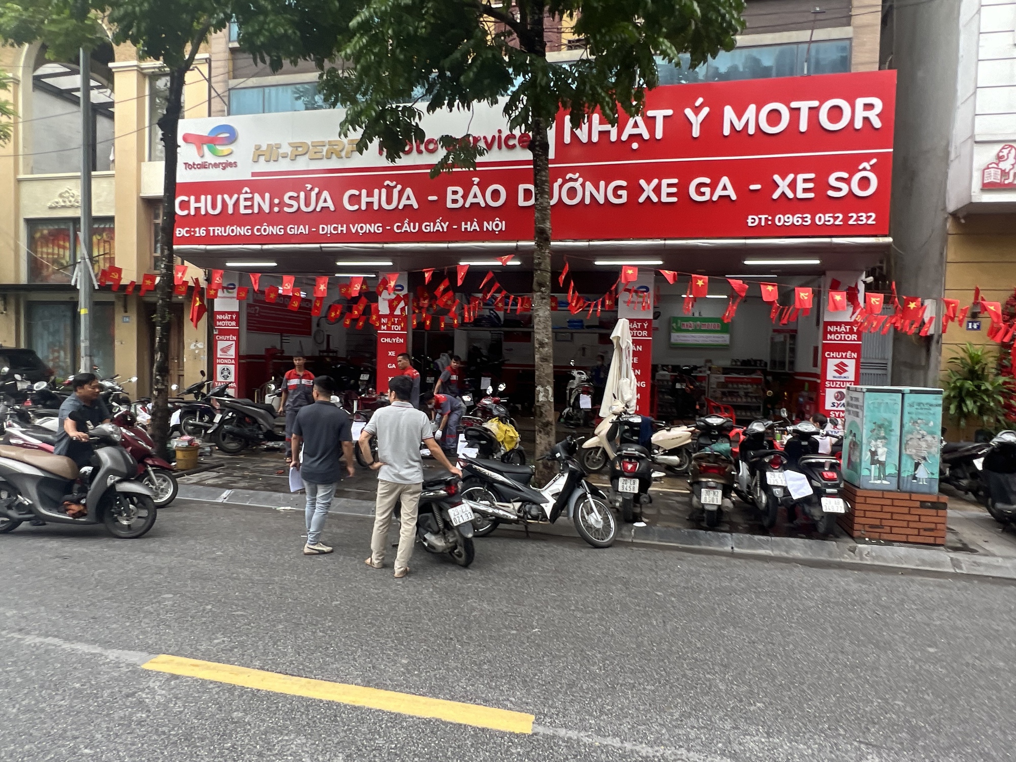 Sáng 1/10, các cửa hàng sửa xe máy ở Hà Nội hoạt động hết công suất- Ảnh 1.