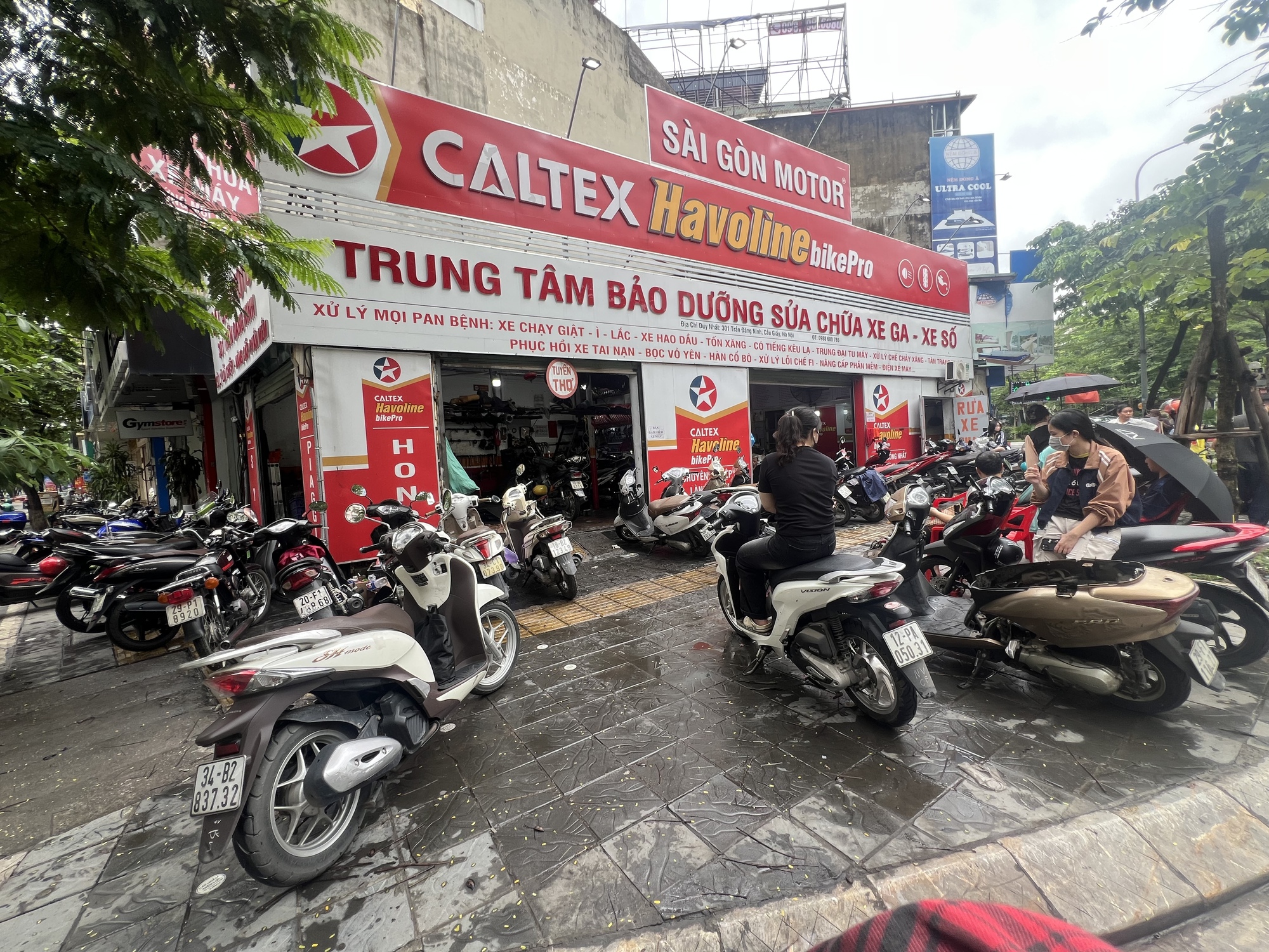 Sáng 1/10, các cửa hàng sửa xe máy ở Hà Nội hoạt động hết công suất- Ảnh 4.