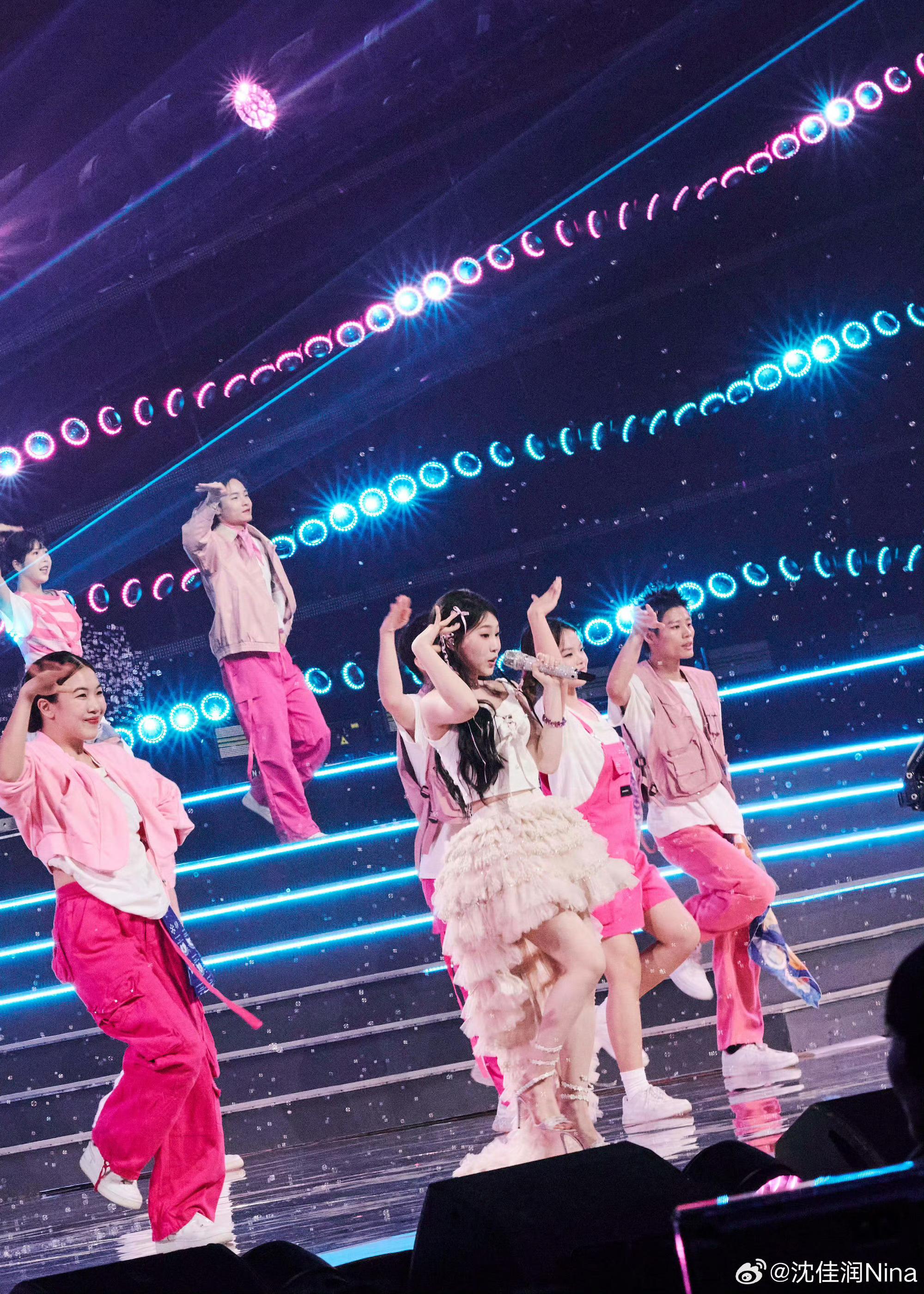 Nữ idol “ngậm thìa vàng” ê chề bán được 0 album, hát live 1 lần gây sốt cả nước- Ảnh 3. Nữ idol “ngậm thìa vàng” ê chề bán được 0 album, hát live 1 lần gây sốt cả nước- Ảnh 3.