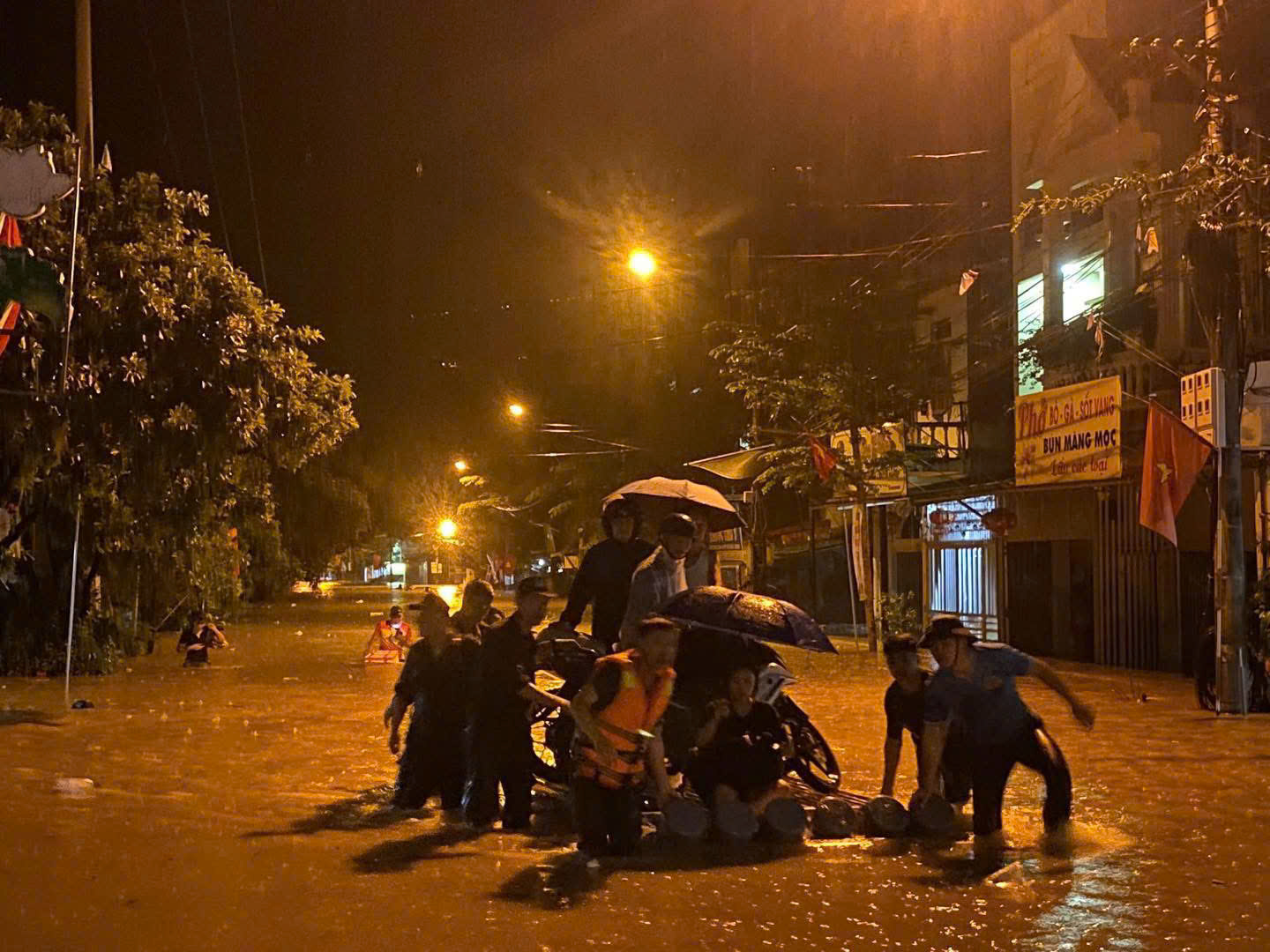 Lũ tại Hà Giang có thể phá đỉnh lịch sử, nhiều nơi gần ngập tầng 2: Những hình ảnh xót xa!- Ảnh 3.