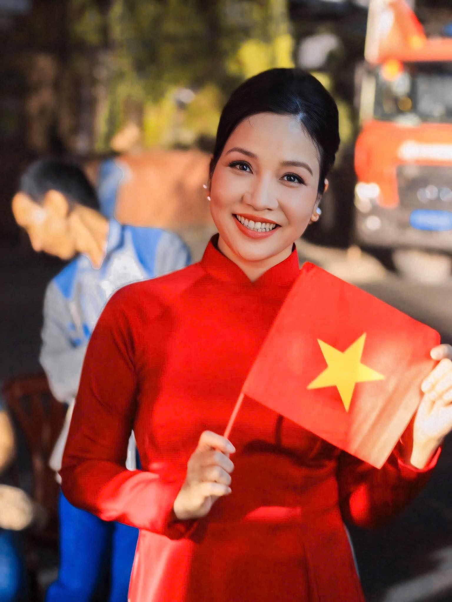 "Tóc ngắn" Mỹ Linh ngày nào giờ đã 50 tuổi, da vẫn căng bóng tràn đầy collagen nhờ 3 thói quen: Phụ nữ trung niên muốn trẻ lâu nên học hỏi- Ảnh 2.