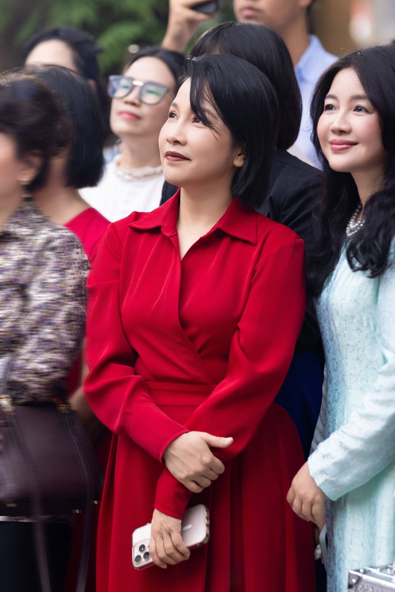 "Tóc ngắn" Mỹ Linh ngày nào giờ đã 50 tuổi, da vẫn căng bóng tràn đầy collagen nhờ 3 thói quen: Phụ nữ trung niên muốn trẻ lâu nên học hỏi- Ảnh 6.