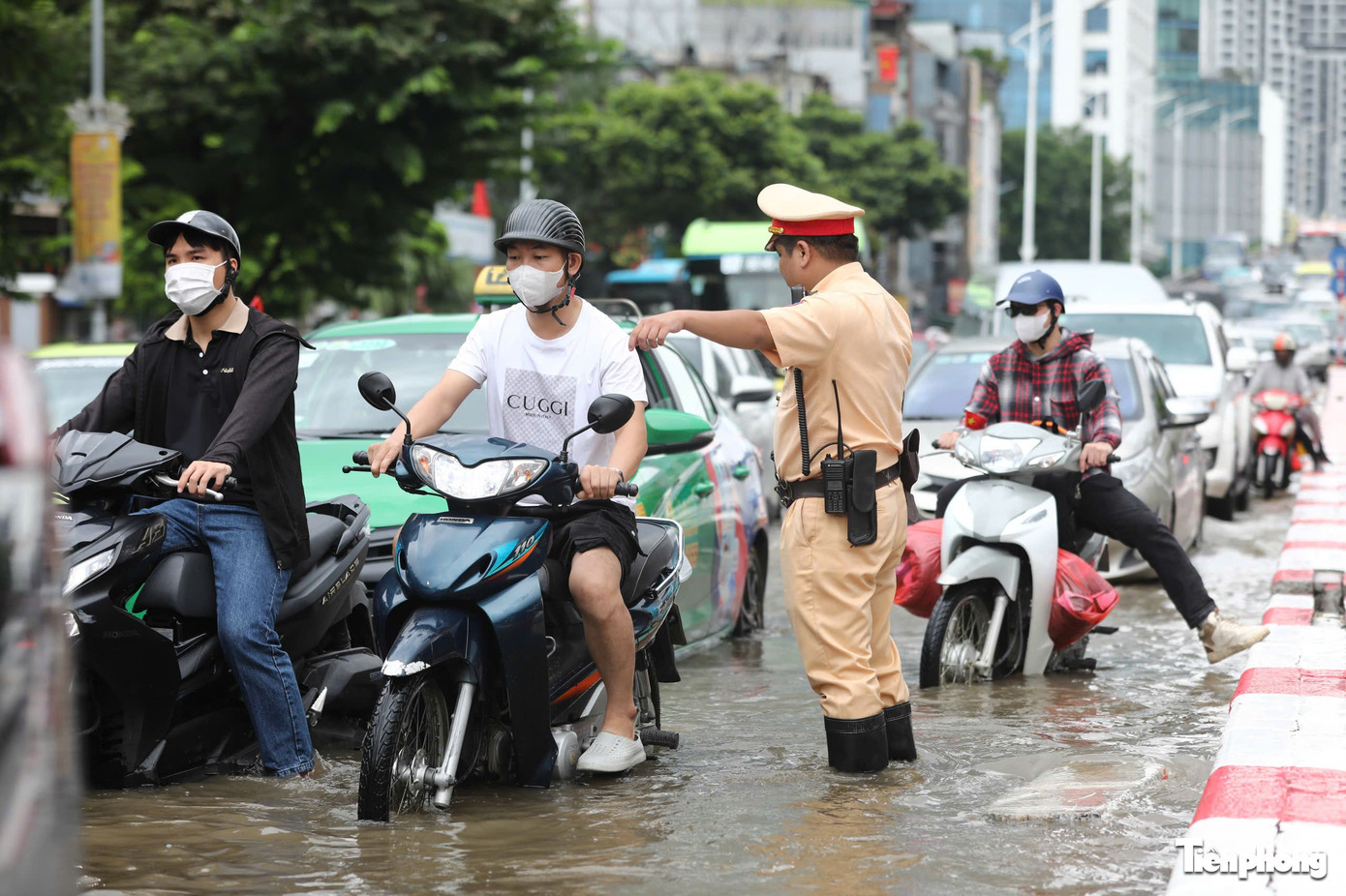 Người dân Hà Nội tất bật dọn dẹp cửa hàng, bơm nước khỏi hầm ngập- Ảnh 12.