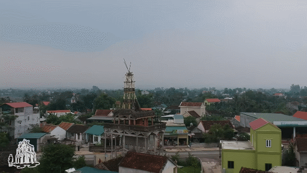 Ngôi nhà 9 tầng ở Nghệ An thách thức mọi quy luật khoa học: Chủ nhân đu dây xây vào ban đêm, “chấp luôn” gió giật cấp 11- Ảnh 1.