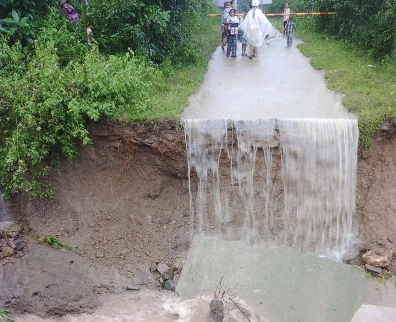 Sập cống liên hợp ở La Lay, nhiều hộ dân bị cô lập- Ảnh 1.