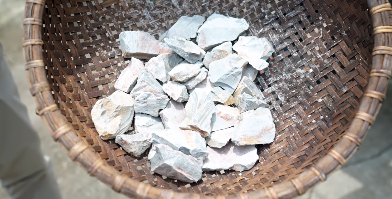 Ở Việt Nam có 1 ngôi làng đất đào lên ăn được, người ta thèm mua cả rổ, ăn thay cơm- Ảnh 1.