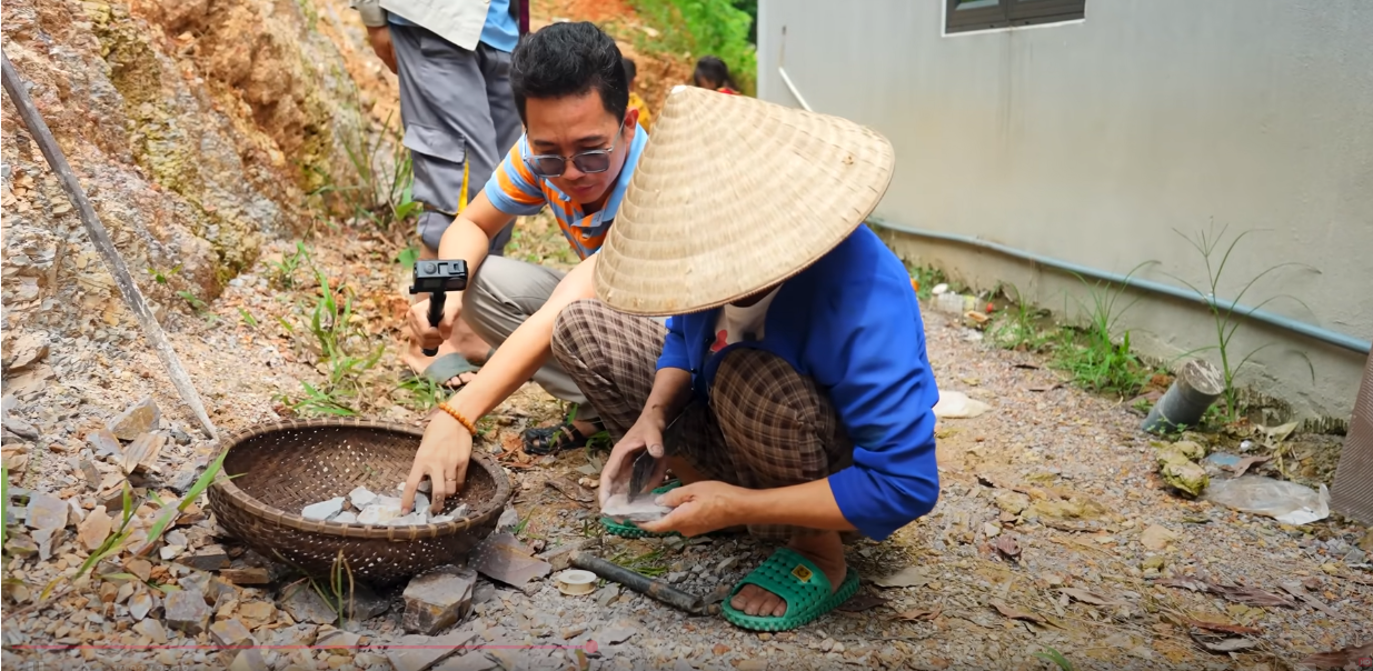 Ở Việt Nam có 1 ngôi làng đất đào lên ăn được, người ta thèm mua cả rổ, ăn thay cơm- Ảnh 6.