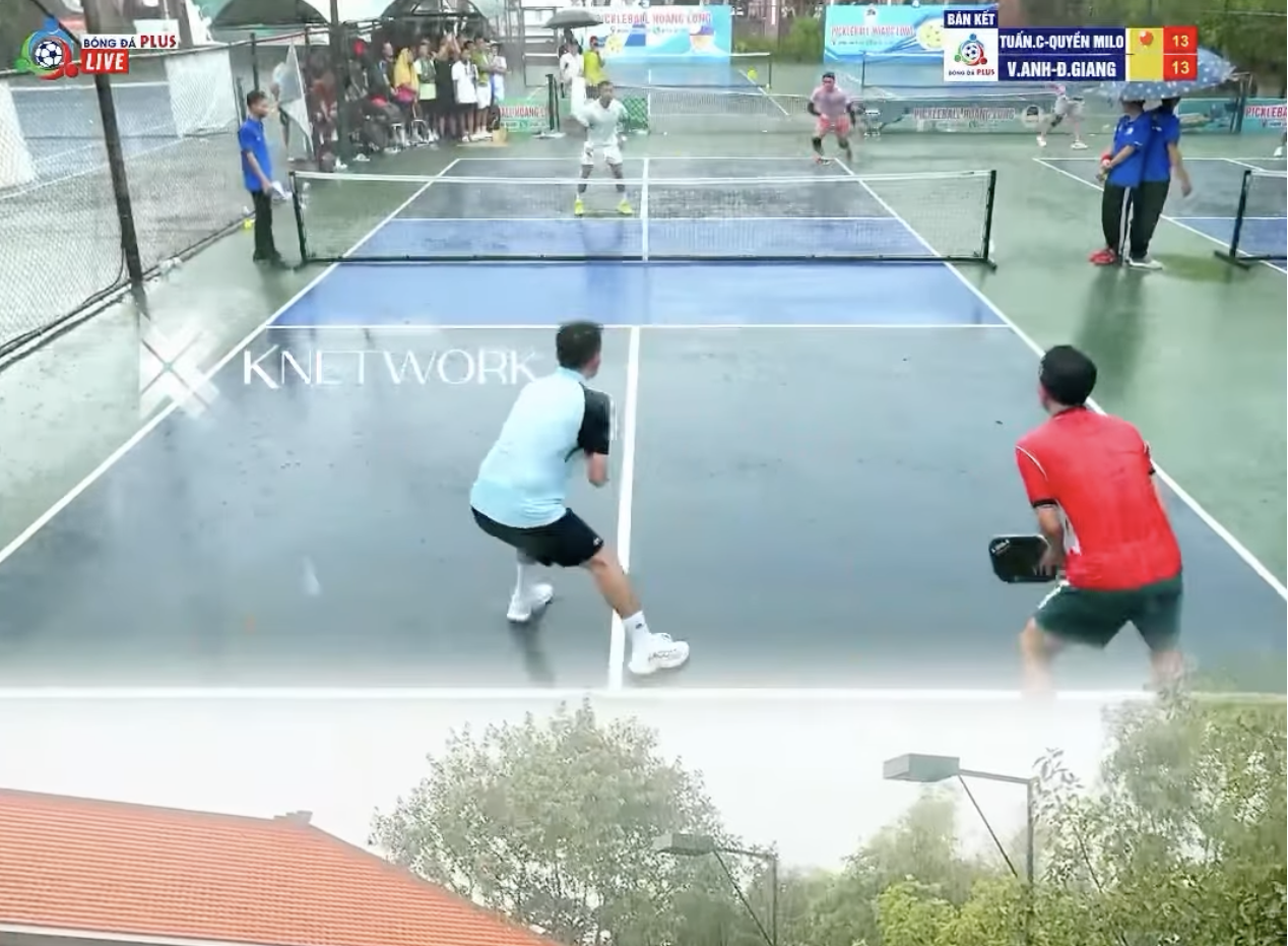Chưa bao giờ thấy cảnh bì bõm lội nước chơi pickleball như thế này!- Ảnh 2.