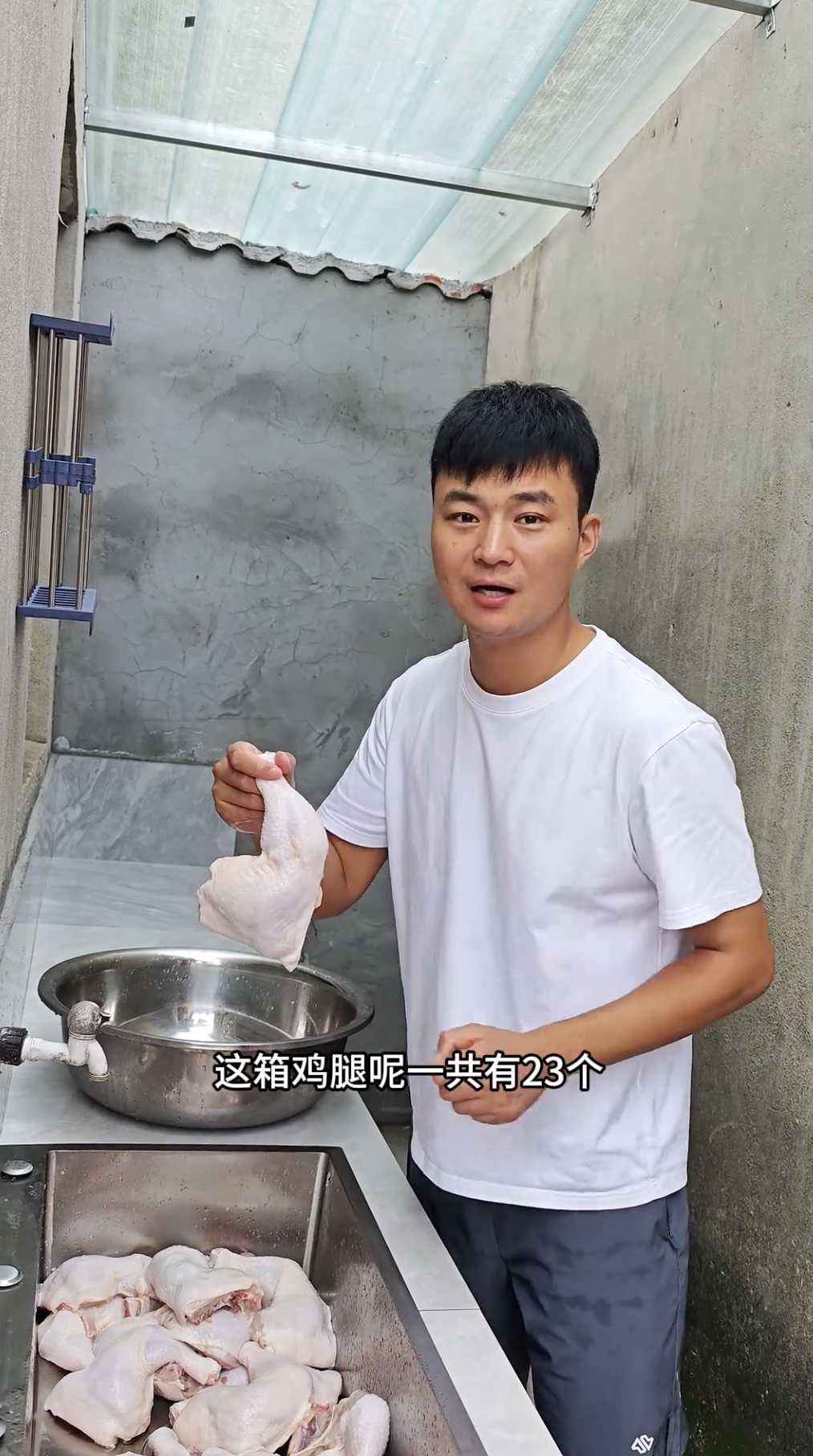 Chủ quán gà bán rẻ đến mức khách hàng bất bình, đòi tăng giá vì sợ người bán bị lỗ- Ảnh 2.