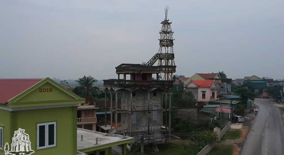Ngôi nhà 9 tầng ở Nghệ An thách thức mọi quy luật khoa học: Chủ nhân đu dây xây vào ban đêm, “chấp luôn” gió giật cấp 11- Ảnh 9.