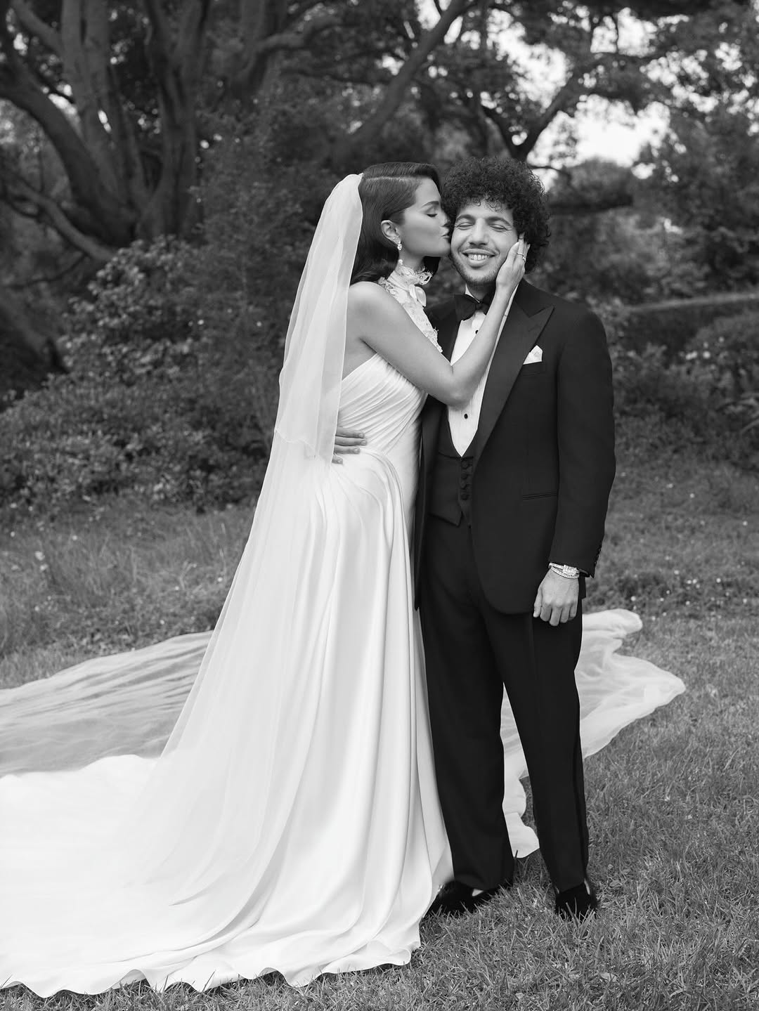Bí mật váy cưới Selena Gomez: Phải phóng to lên mới thấy thứ này!- Ảnh 8.