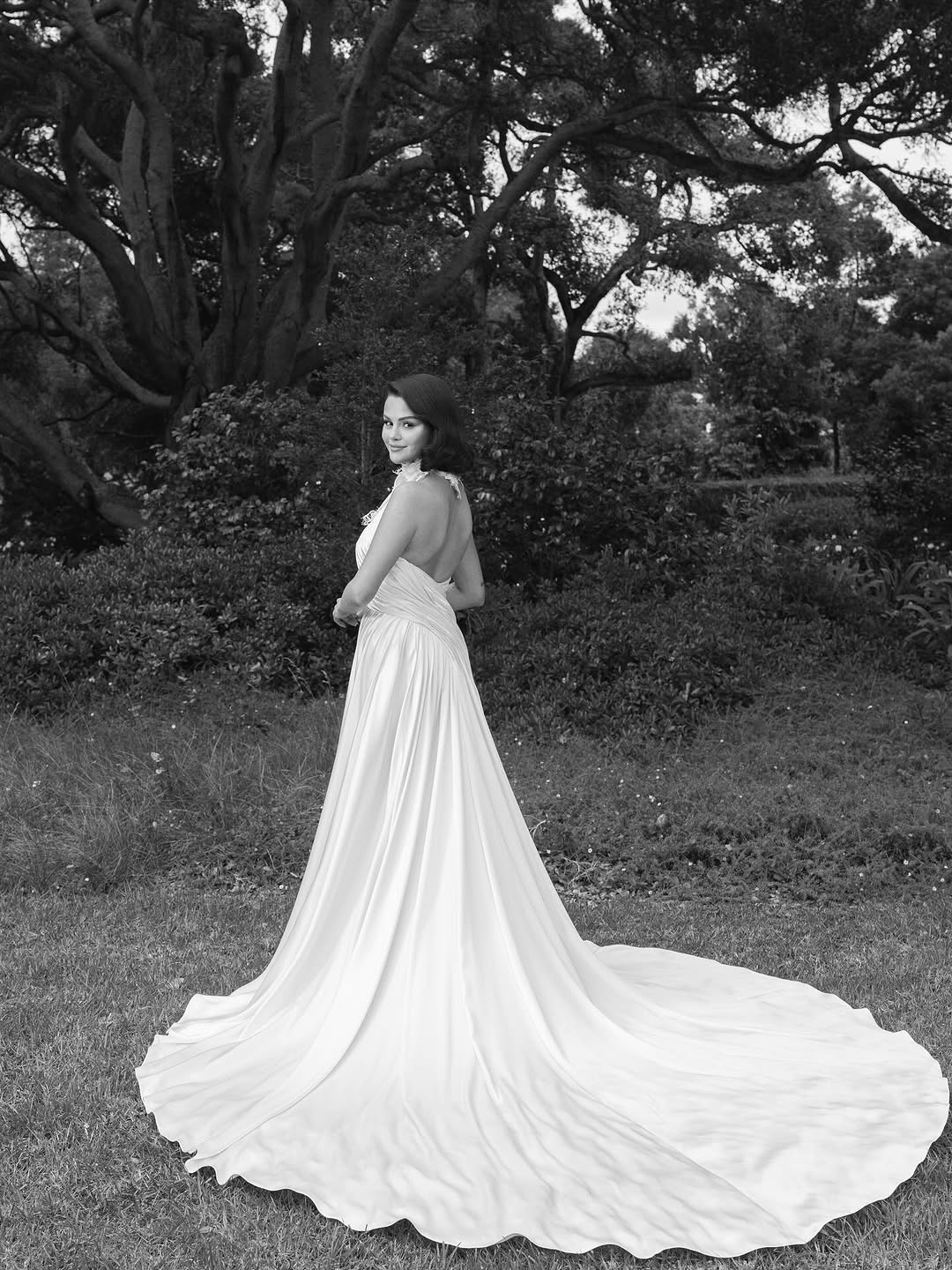 Bí mật váy cưới Selena Gomez: Phải phóng to lên mới thấy thứ này!- Ảnh 7.