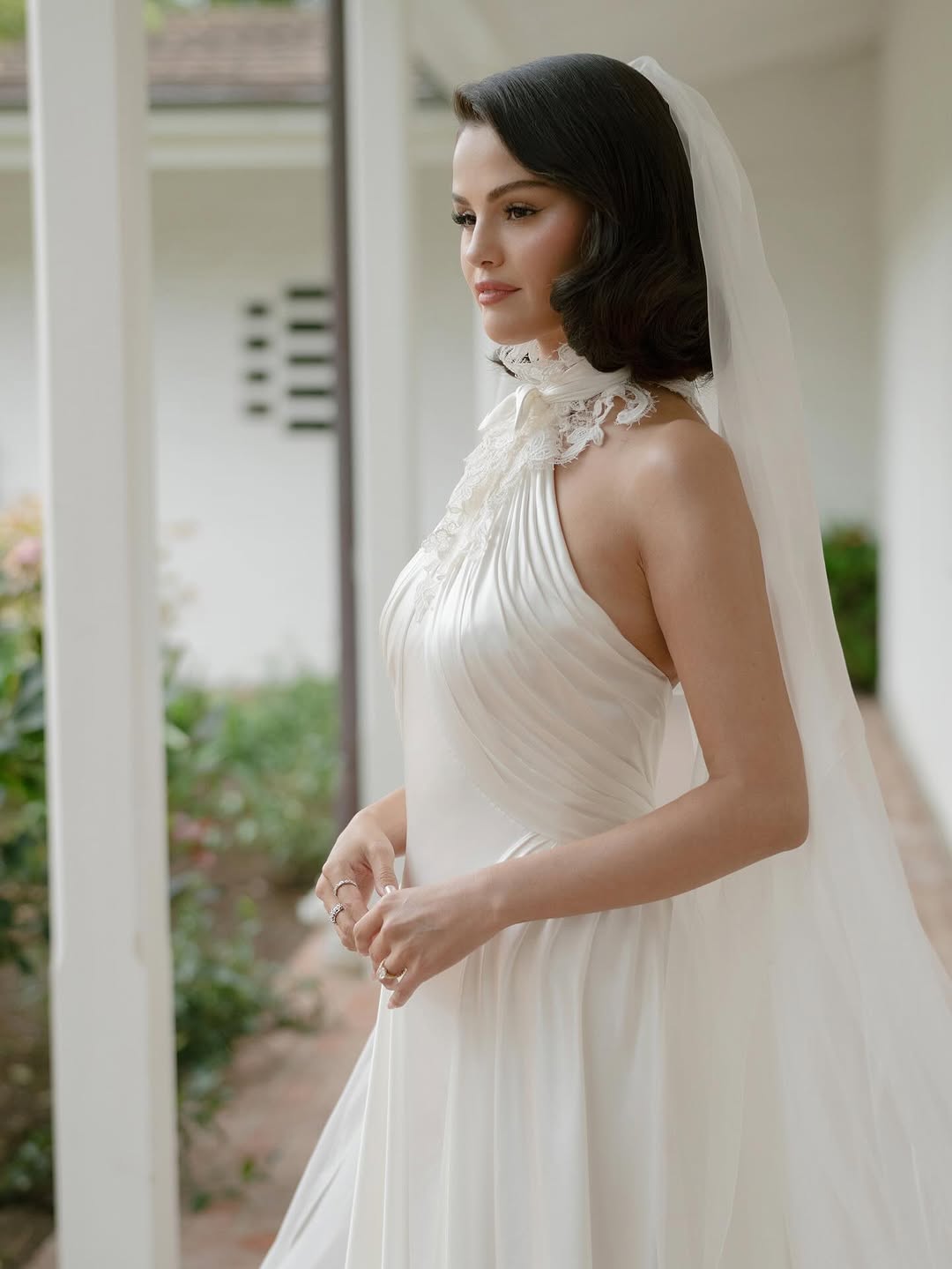 Bí mật váy cưới Selena Gomez: Phải phóng to lên mới thấy thứ này!- Ảnh 1.