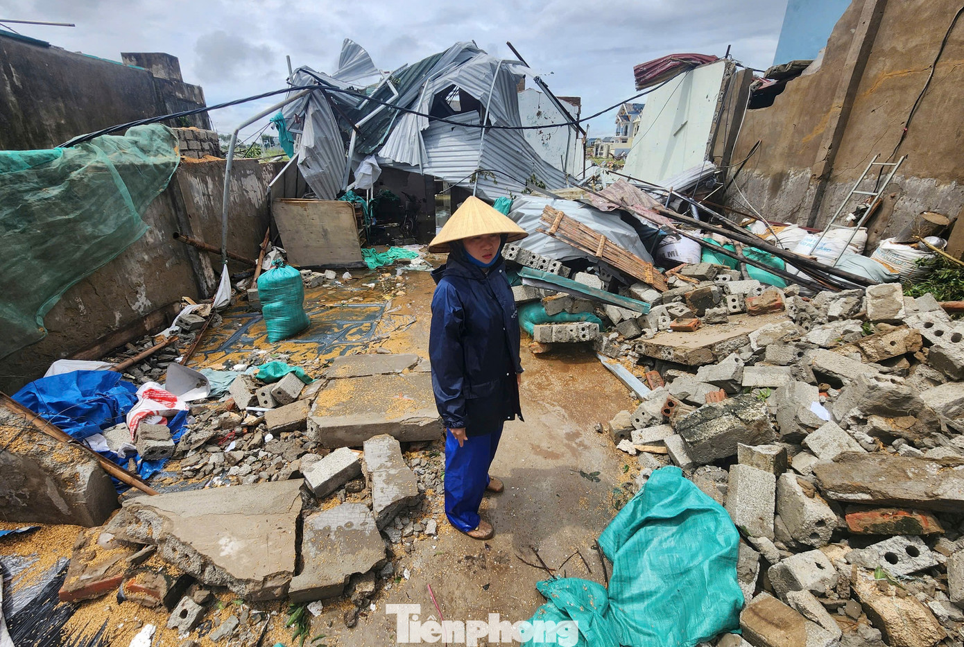 Sau khi nhà cửa bị lốc xoáy tàn phá, người dân gạt nước mắt gom đồ hư hỏng để bán sắt vụn- Ảnh 7.