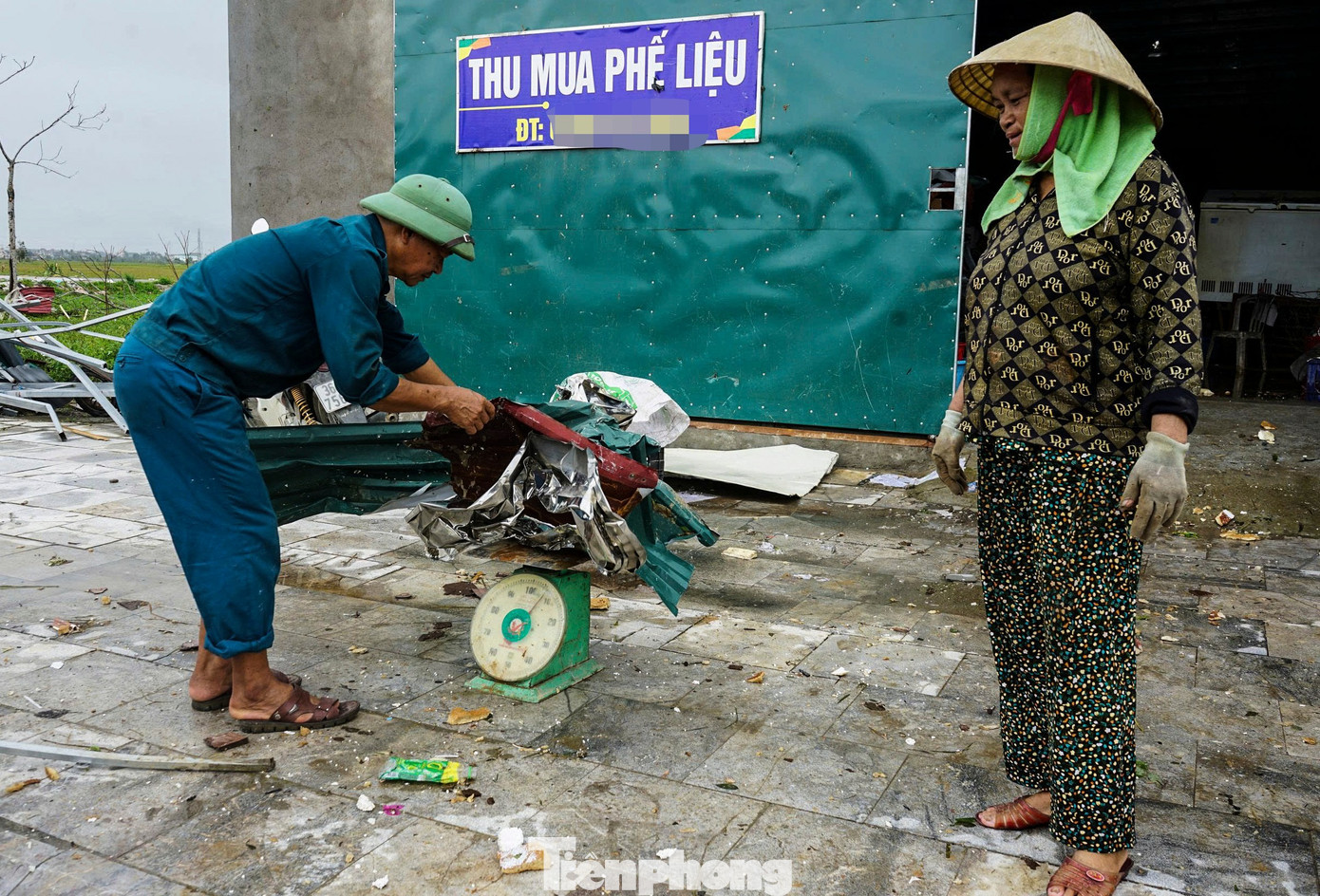 Sau khi nhà cửa bị lốc xoáy tàn phá, người dân gạt nước mắt gom đồ hư hỏng để bán sắt vụn- Ảnh 10.