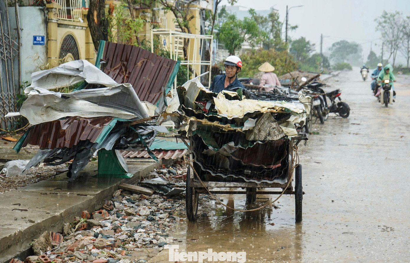 Sau khi nhà cửa bị lốc xoáy tàn phá, người dân gạt nước mắt gom đồ hư hỏng để bán sắt vụn- Ảnh 11.