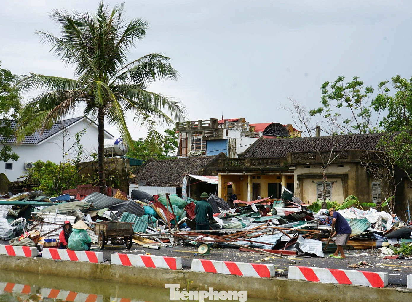Sau khi nhà cửa bị lốc xoáy tàn phá, người dân gạt nước mắt gom đồ hư hỏng để bán sắt vụn- Ảnh 14.