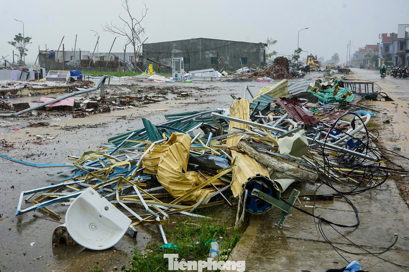 Sau khi nhà cửa bị lốc xoáy tàn phá, người dân gạt nước mắt gom đồ hư hỏng để bán sắt vụn- Ảnh 9.