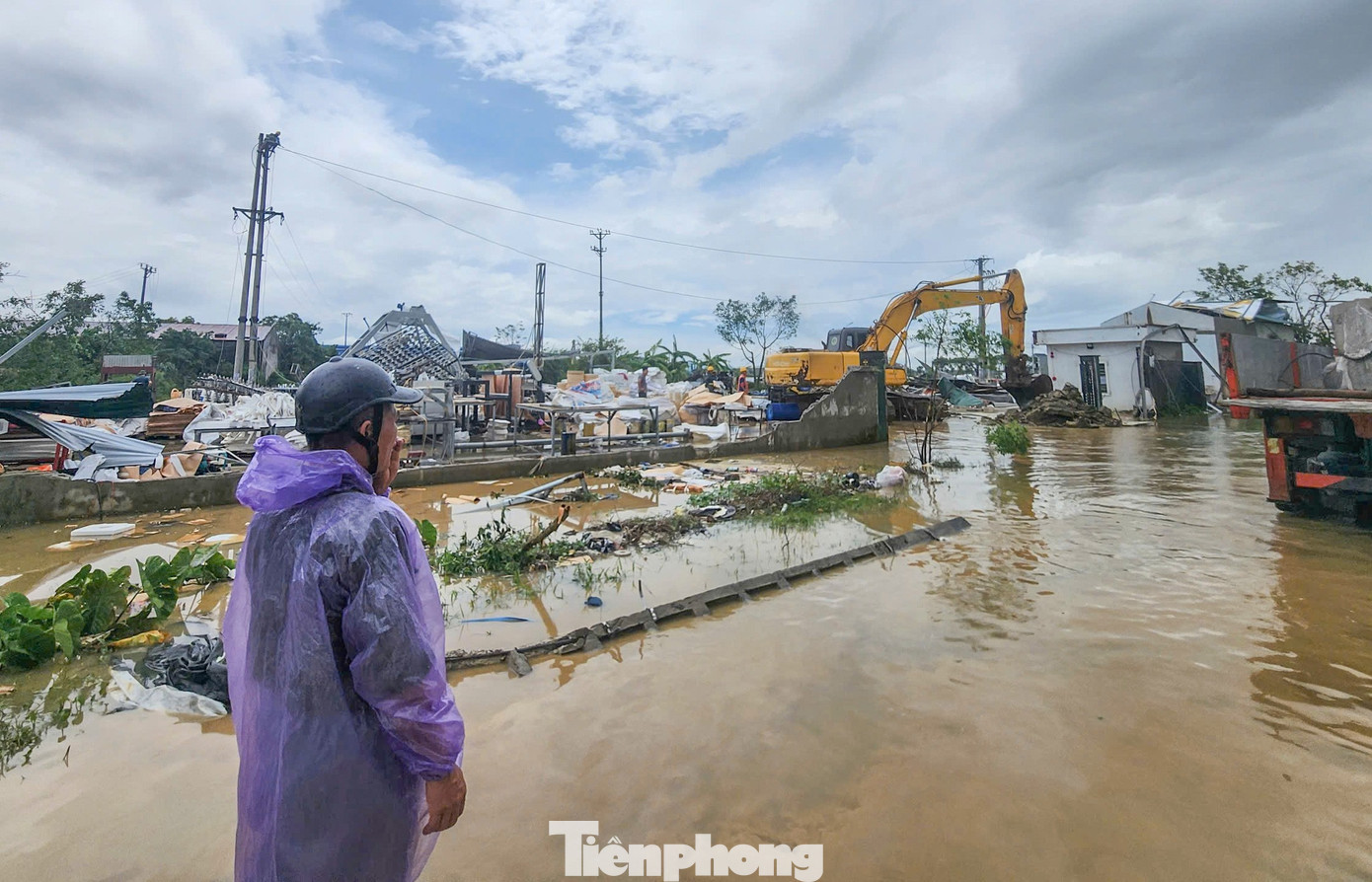 Sau khi nhà cửa bị lốc xoáy tàn phá, người dân gạt nước mắt gom đồ hư hỏng để bán sắt vụn- Ảnh 15.