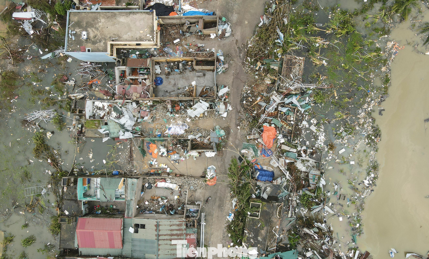 Sau khi nhà cửa bị lốc xoáy tàn phá, người dân gạt nước mắt gom đồ hư hỏng để bán sắt vụn- Ảnh 5.