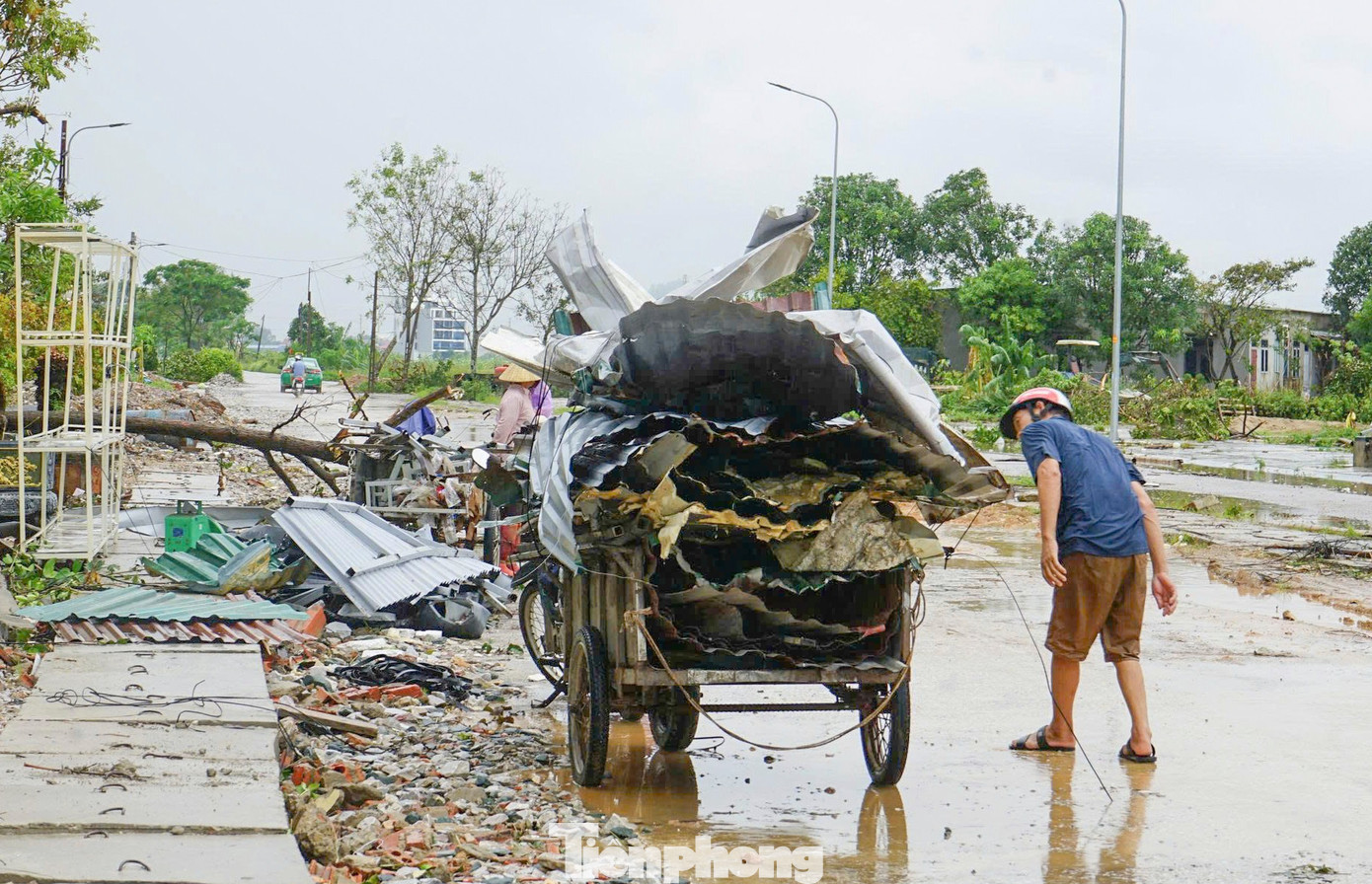 Sau khi nhà cửa bị lốc xoáy tàn phá, người dân gạt nước mắt gom đồ hư hỏng để bán sắt vụn- Ảnh 13.