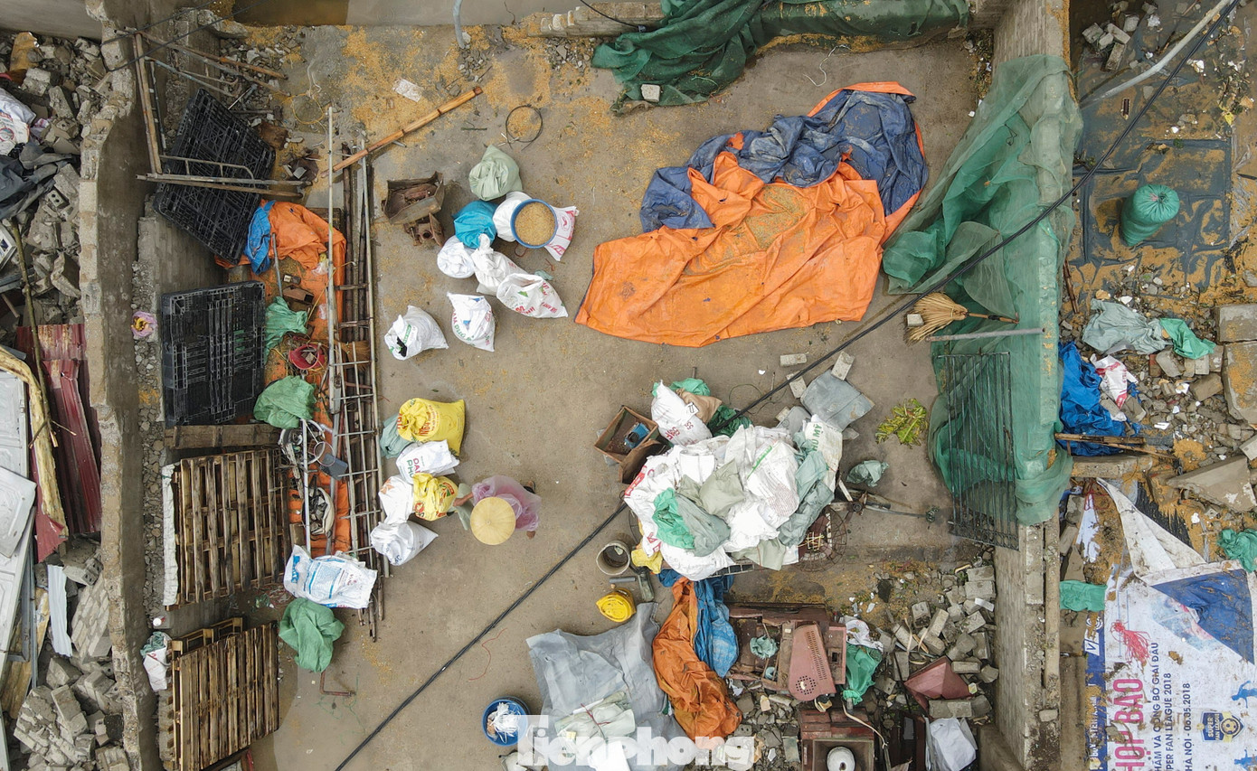 Sau khi nhà cửa bị lốc xoáy tàn phá, người dân gạt nước mắt gom đồ hư hỏng để bán sắt vụn- Ảnh 4.